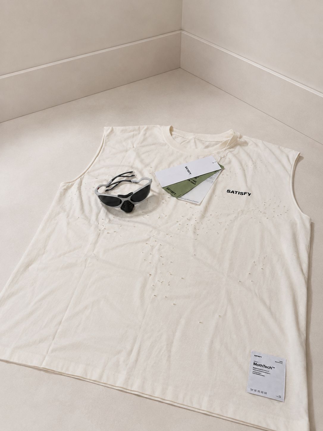 Camisa Satisfy MothTech y lentes Oakley Plantaris juntos